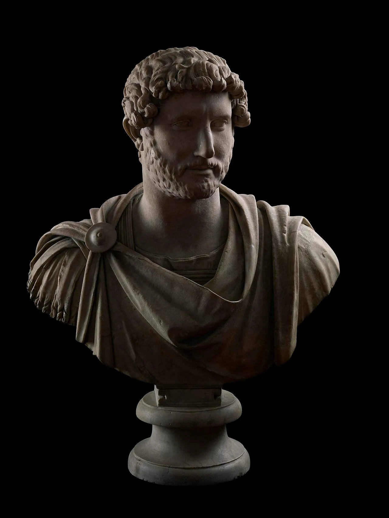 Busto marmoreo dell'imperatore Adriano in tenuta militare