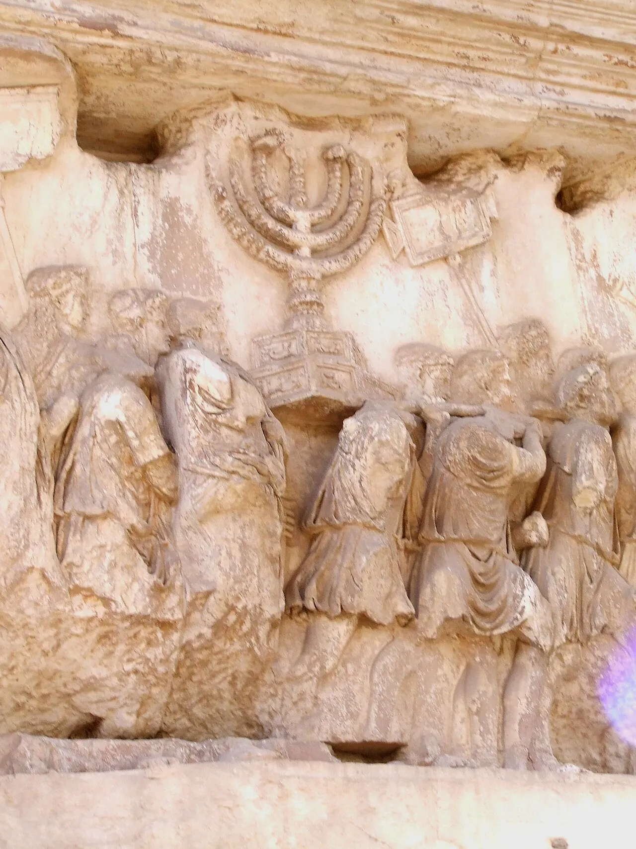 Rilievo dell'Arco di Tito: i soldati romani recano la menorah e gli arredi del Tempio di Gerusalemme