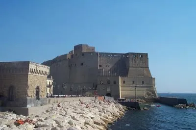Castel dell'Ovo, Napoli — erede del Castellum Lucullanum