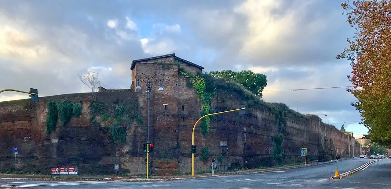 Resti delle mura dei Castra Praetoria, Roma