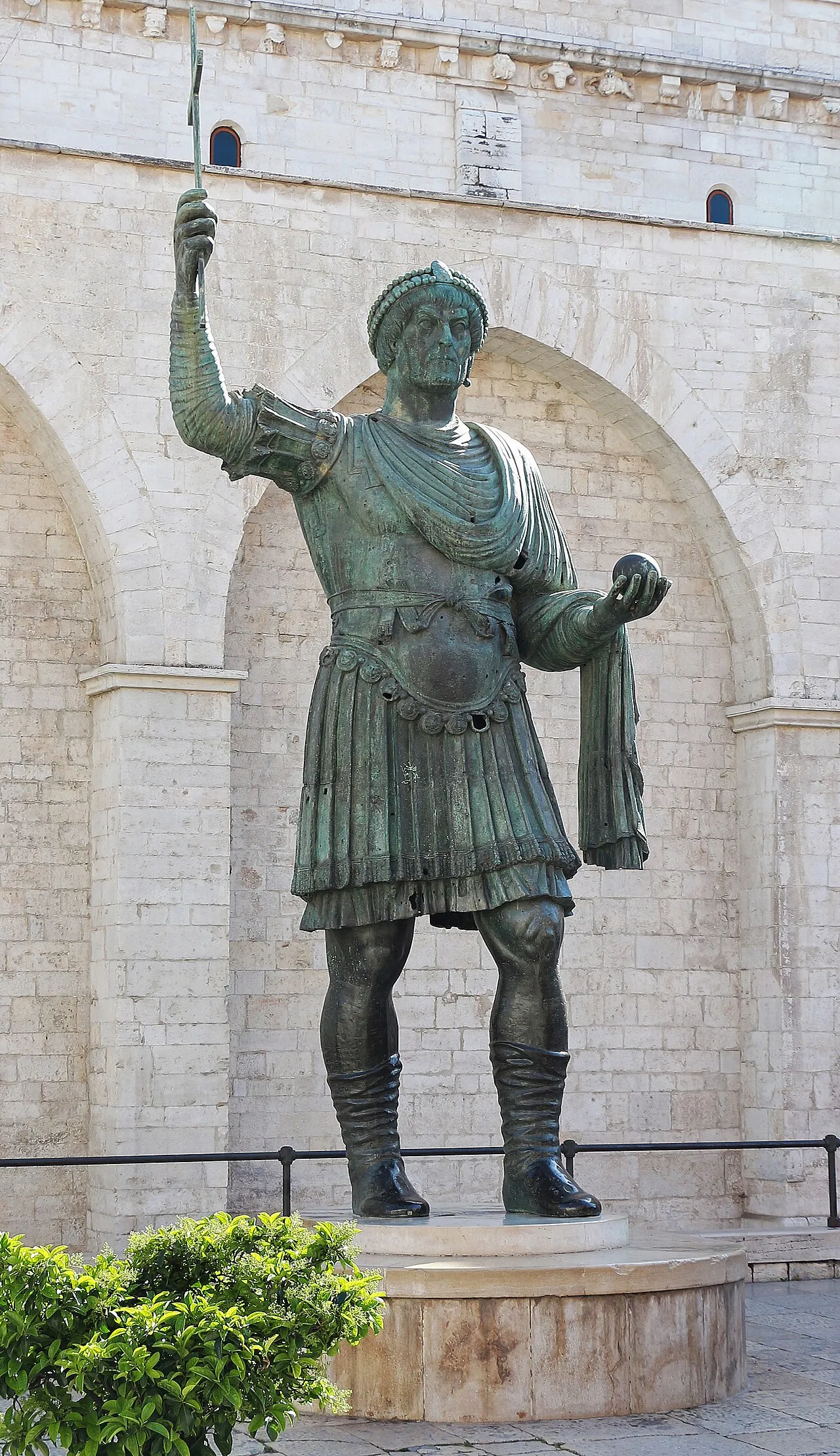 Colosso di Barletta — bronzo tardo-romano tradizionalmente identificato con Valentiniano I