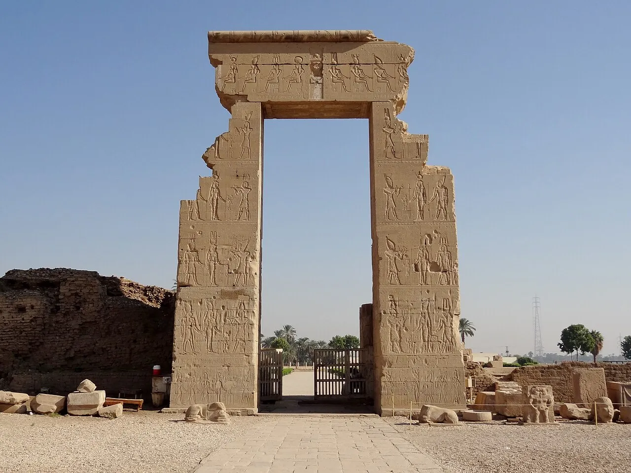 Porta nord del tempio di Hathor a Dendera, con rilievo di Domiziano