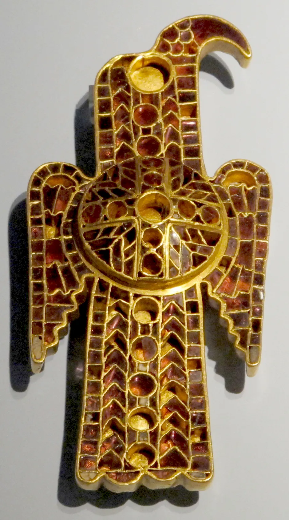 Fibula aquiliforme ostrogota in oro e granati, da Domagnano, c. 500 d.C.