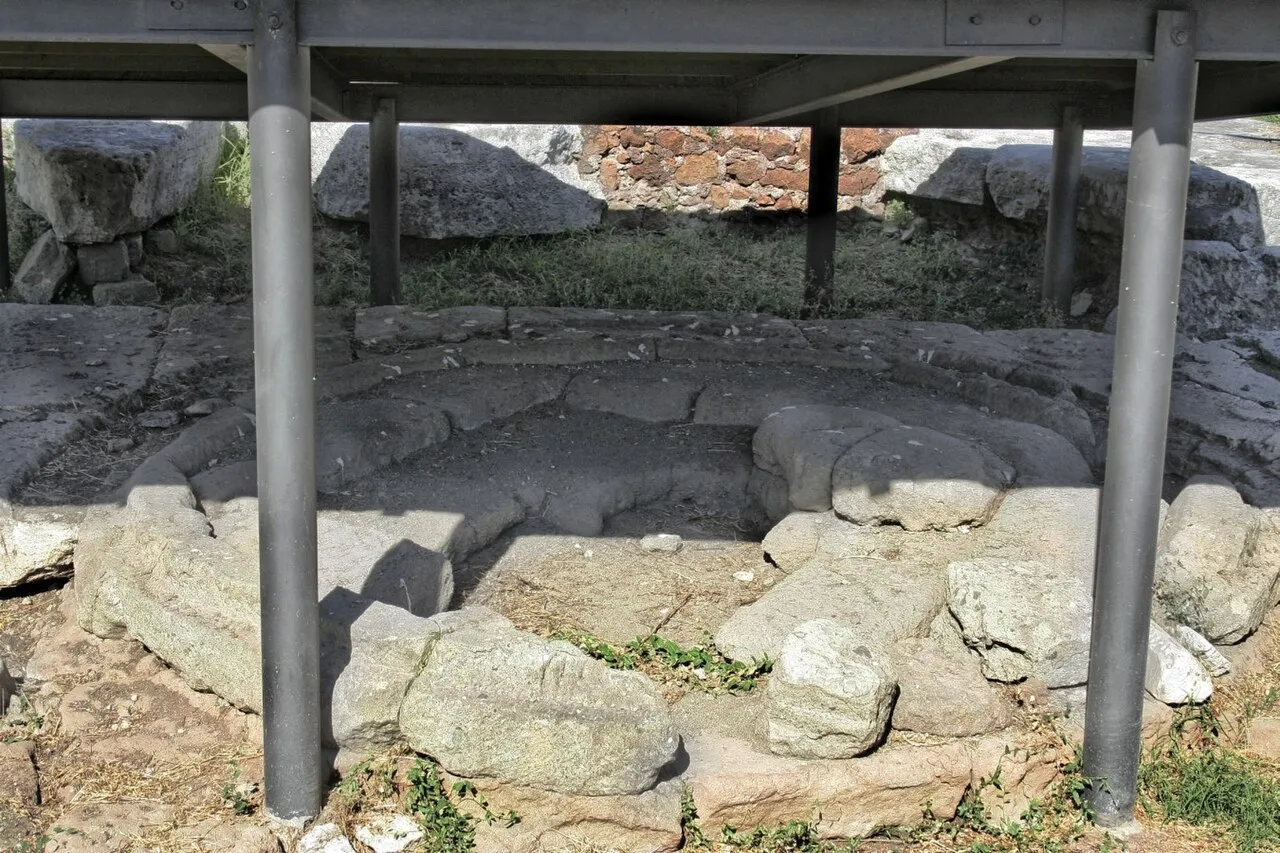 Il Lacus Curtius nel Foro Romano, luogo dell'uccisione di Galba