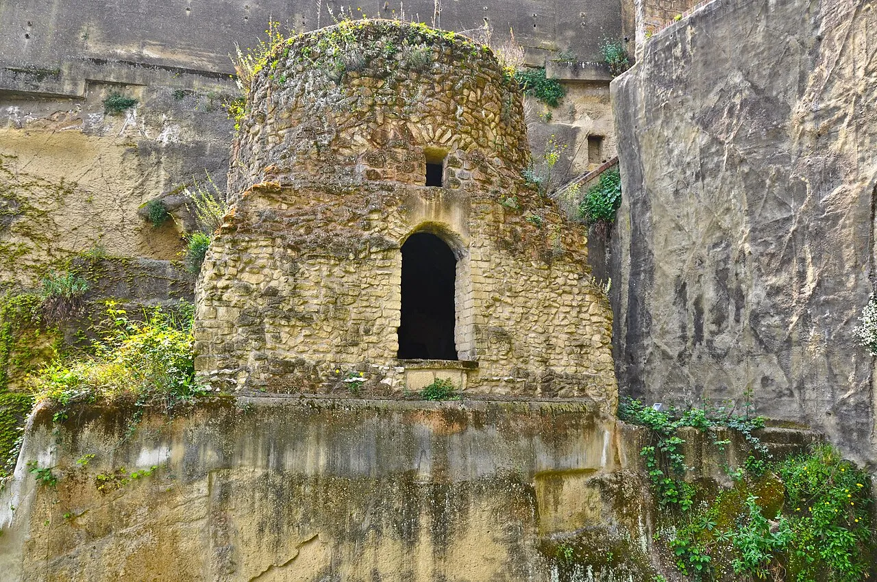 Tomba di Virgilio alla Crypta Neapolitana, Parco di Posillipo, Napoli