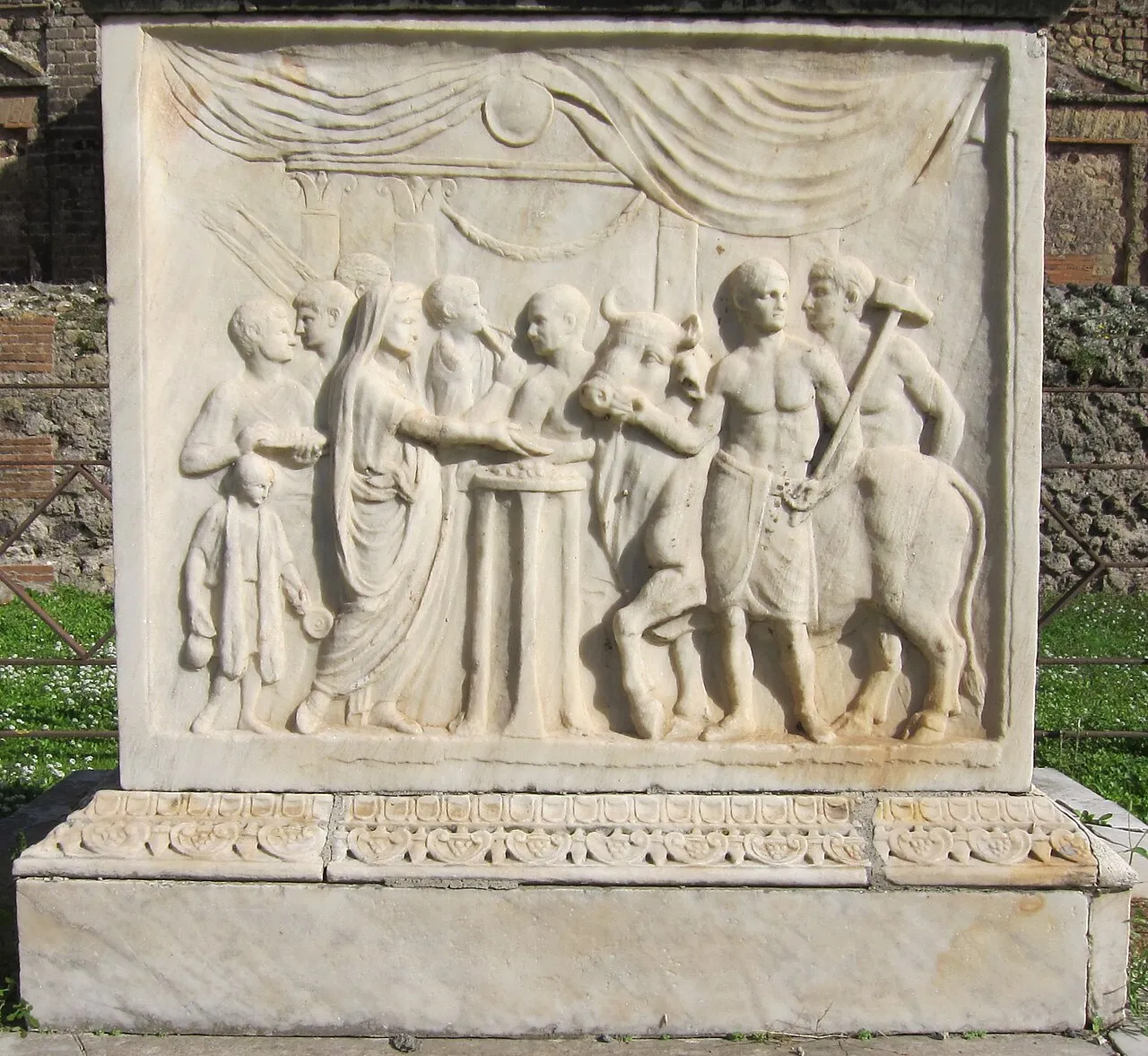 Rilievo dell'altare del Tempio di Vespasiano a Pompei
