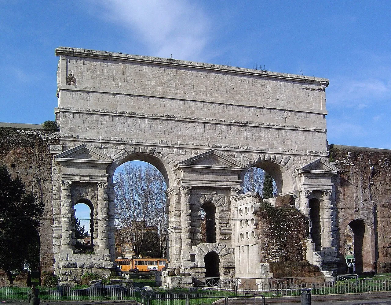 Porta Maggiore a Roma, monumento degli acquedotti claudiani