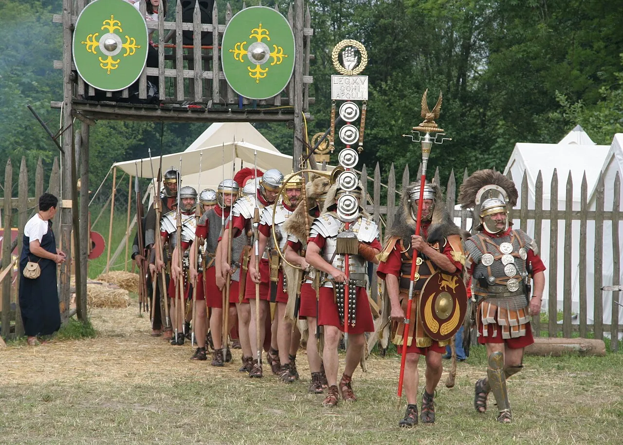 Legionari romani con aquilifer, signifer e centurione — rievocazione storica