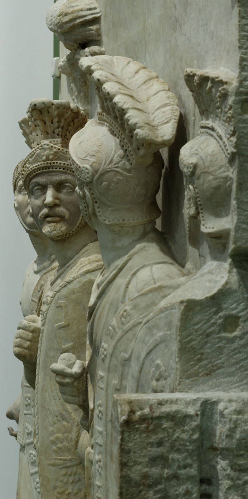 Rilievo dei Pretoriani — dettaglio laterale, marmo, Museo del Louvre (LL 398)