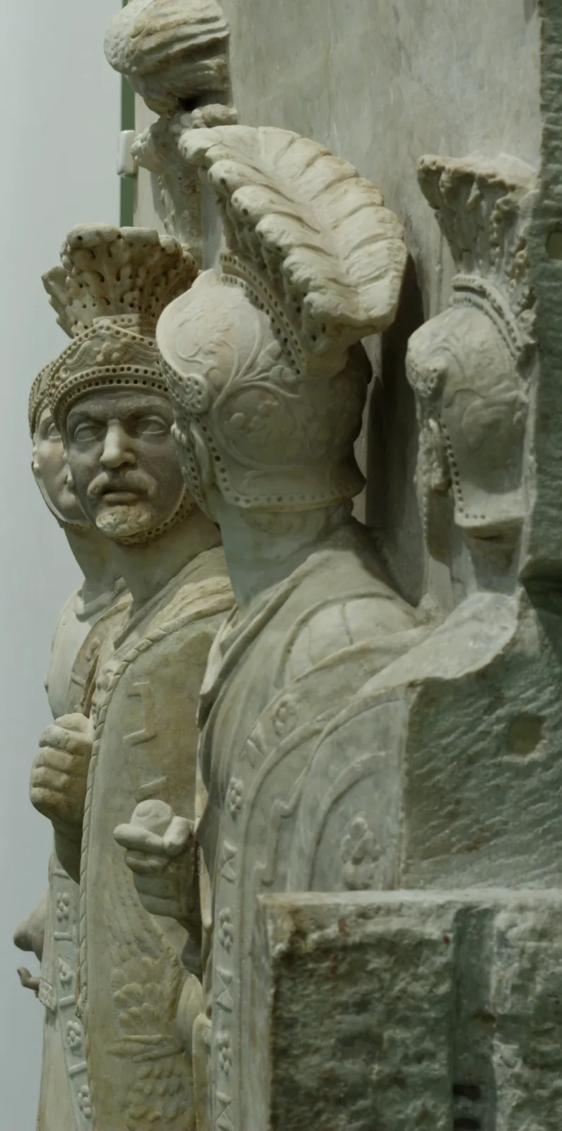 Rilievo dei Pretoriani — dettaglio laterale, marmo, Museo del Louvre (LL 398)
